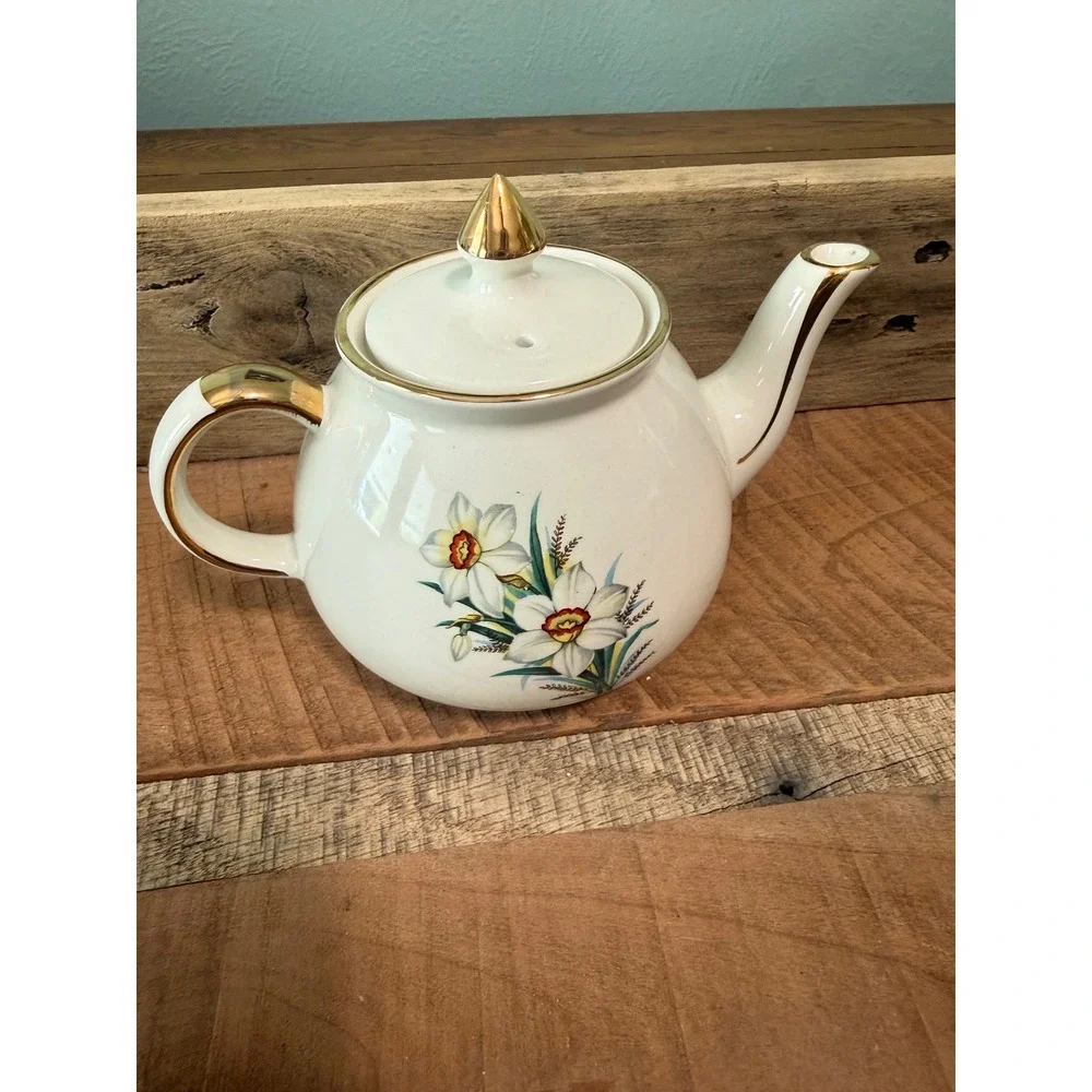 Gibson Staffordshire England Daffodil Teapot Taunton Vale Gold Trim England
